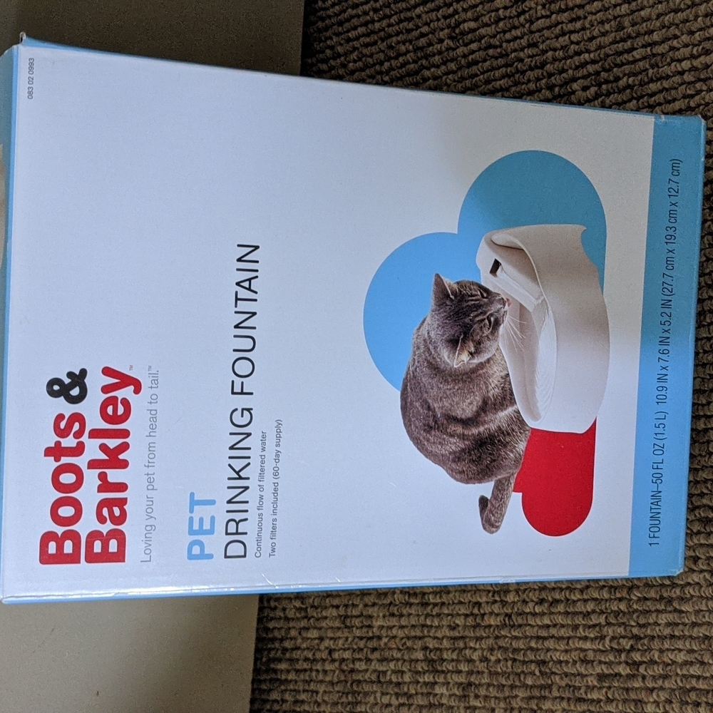Pet water fountain: with box and instructions